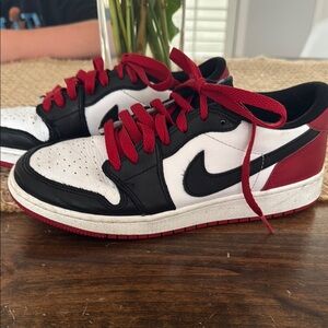 Nike Black and Red Sneakers Low-Top Design